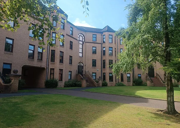 Modern Three-bedroom In Leafy West End With Private Parking Appartamento *