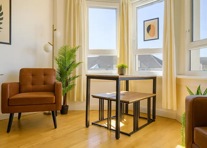 Walk To Hydro And Sec Modern 3br Free Parking *