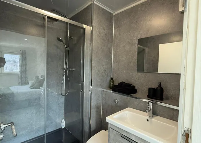 Luxurious 2 Bedroom, 8 Mins From Centre فندق مبيت وإفطار *