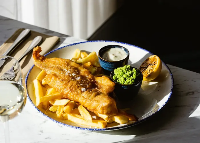 Leonardo West End מלון