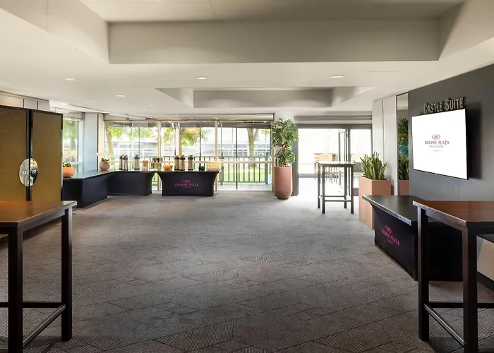 מלון Crowne Plaza By Ihg 4*