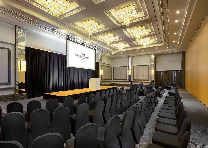 Crowne Plaza By Ihg מלון