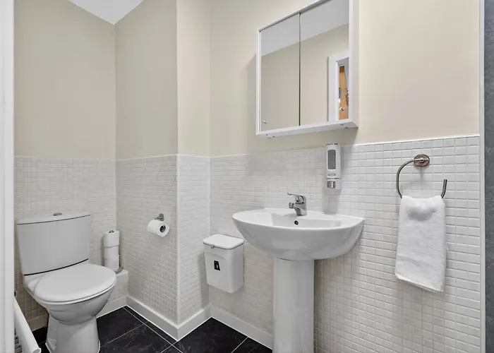 Modern 2-bedroom Flat In Centre, Near Galsgow