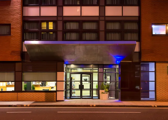 ホリデイ エクスプレス シティセンター リバーサイド ホテル 3*