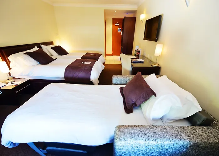 Glynhill & Near Airport Hotel 4*