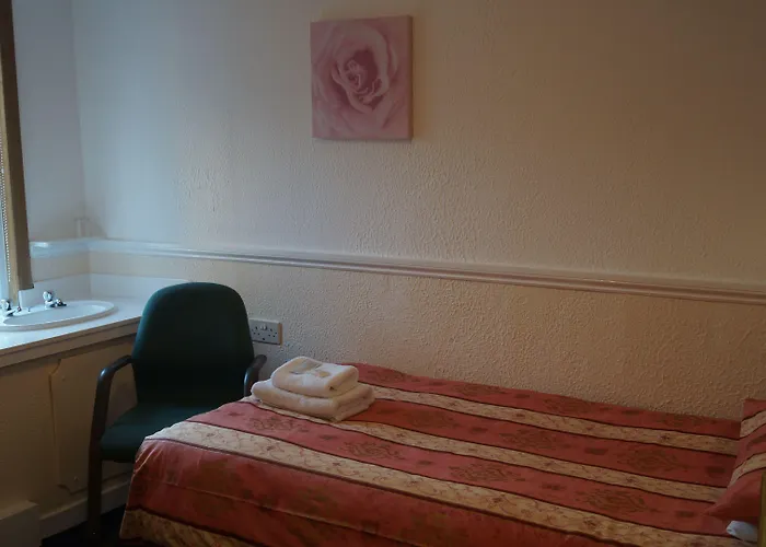 The Hampton Court 3*