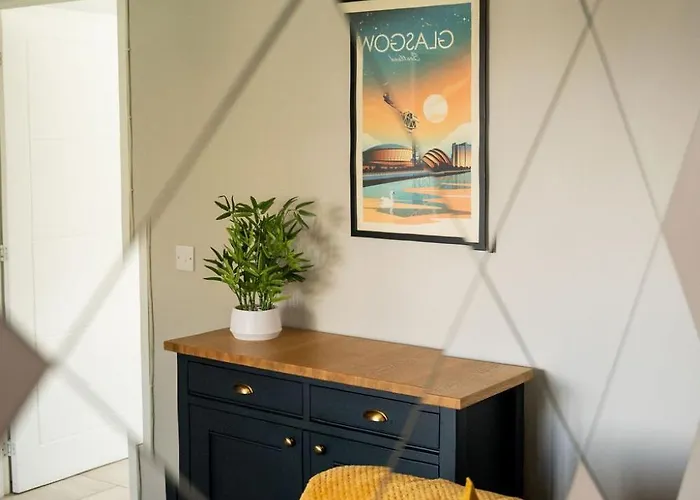 Вилла Juststay - 3 Bedroom Luxury With Free Parking