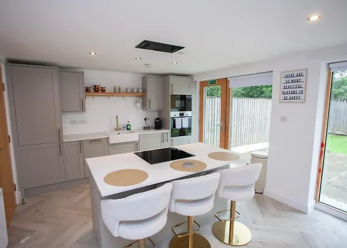 Newly Renovated 3 Bedroom Modern House * Γλασκώβη