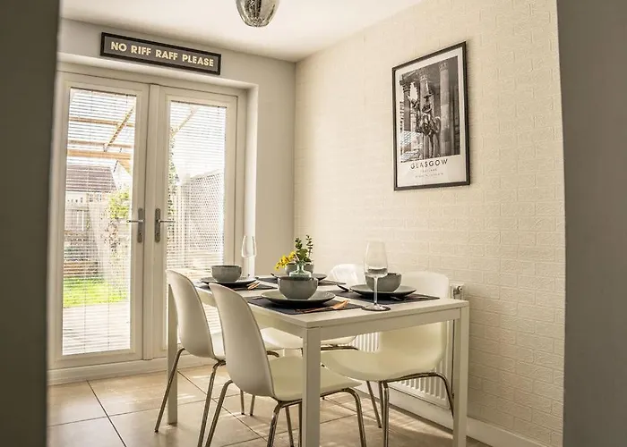 Juststay - 3 Bedroom Luxury With Free Parking Вилла