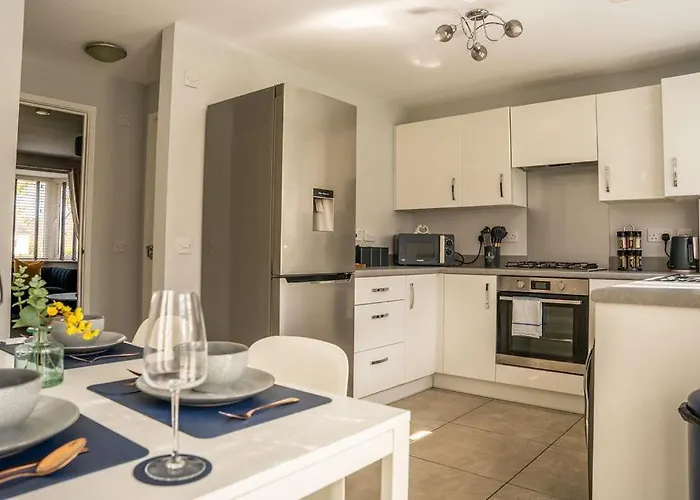 Вилла Juststay - 3 Bedroom Luxury With Free Parking