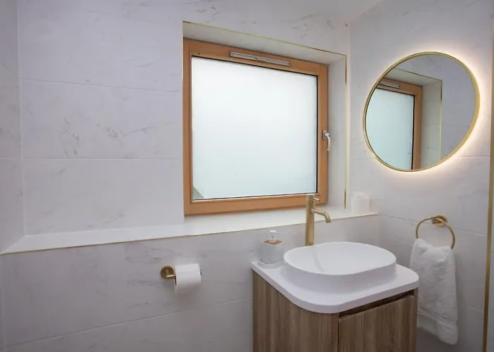 Newly Renovated 3 Bedroom Modern House Γλασκώβη