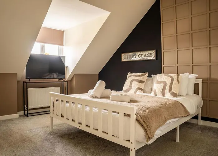 וילה Juststay - 3 Bedroom Luxury With Free Parking