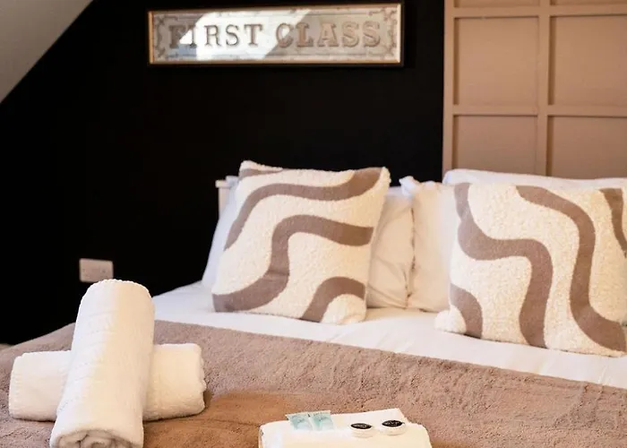 Juststay - 3 Bedroom Luxury With Free Parking *