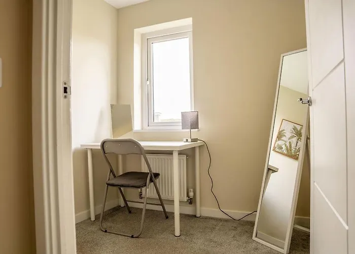 Juststay - 3 Bedroom Luxury With Free Parking 别墅