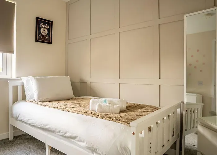 Juststay - 3 Bedroom Luxury With Free Parking וילה