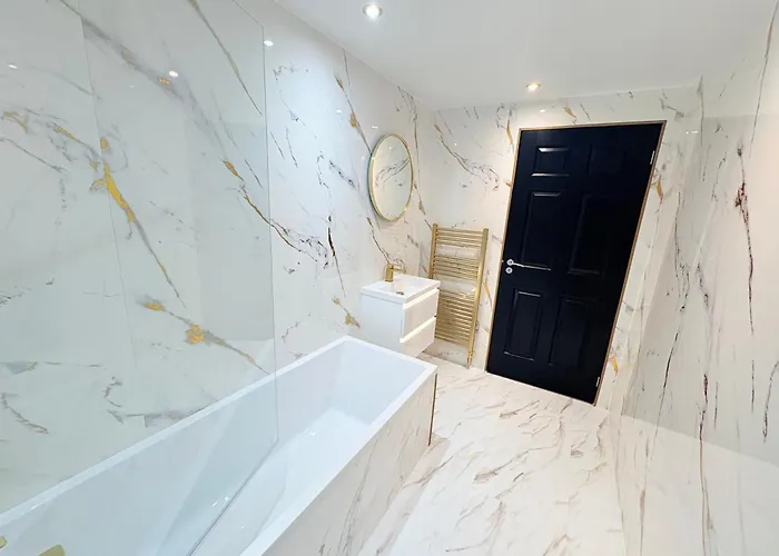 Stylish & Sleeps 7 - Free Parking - Walking Distance To & West End Apartament