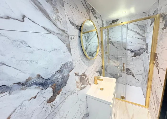 Stylish & Sleeps 7 - Free Parking - Walking Distance To & West End Apartament *