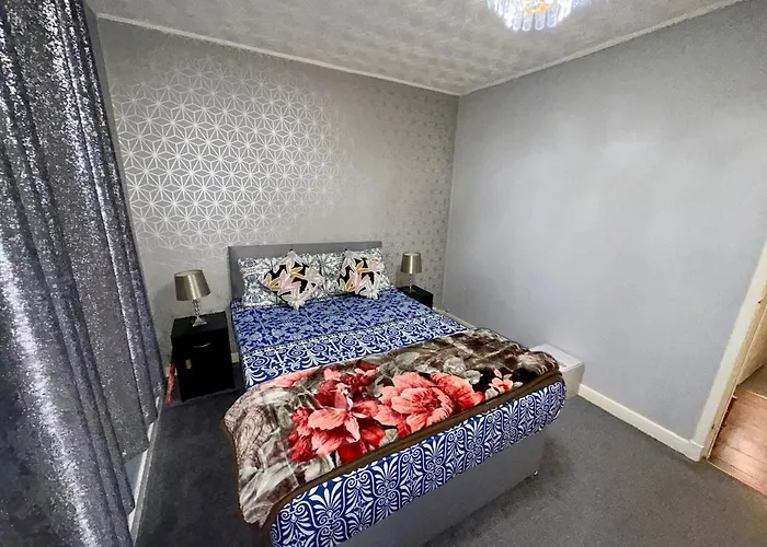 Likewise Modern Two Bedrooms For 4 In Area