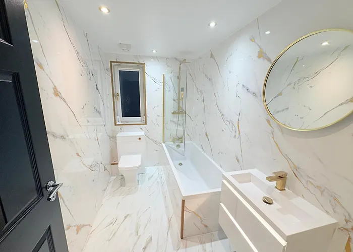 Stylish & Sleeps 7 - Free Parking - Walking Distance To & West End Apartament *