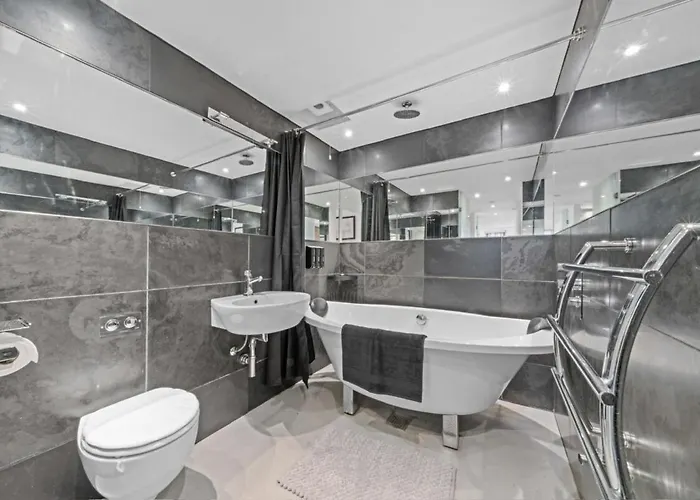 Unique 1 Bedroom Near West End