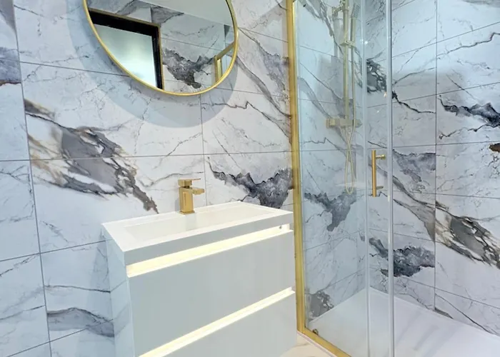 Stylish & Sleeps 7 - Free Parking - Walking Distance To & West End