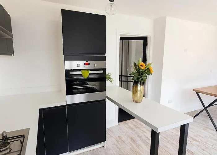 3br Detached Home, Driveway & Large Rear Garden * גלאזגו