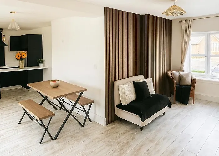 3br Detached Home, Driveway & Large Rear Garden גלאזגו