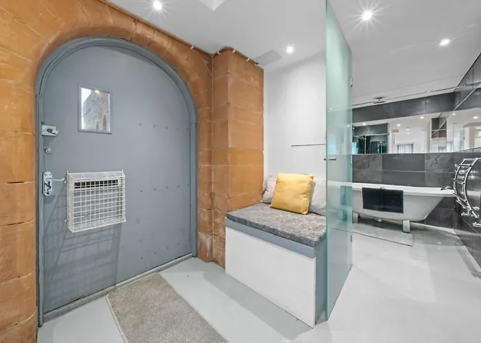 Unique 1 Bedroom Near West End