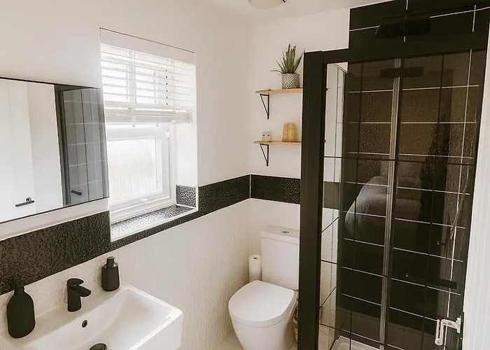 דירה 3br Detached Home, Driveway & Large Rear Garden