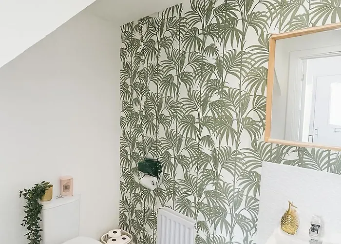 3br Detached Home, Driveway & Large Rear Garden * Glasgow