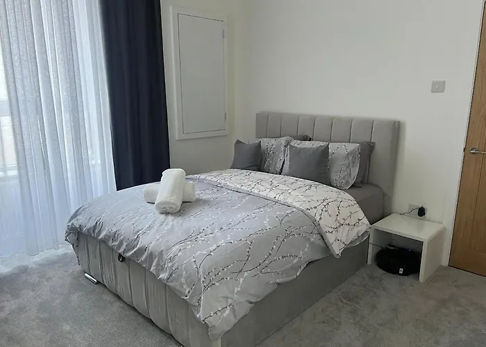 アパート Three Bedroom In Centre