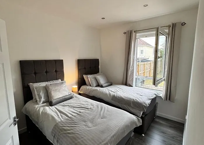 Modern And Stylish 3 Bedroom 2 Bathroom West End House With Free Wifi And Parking *