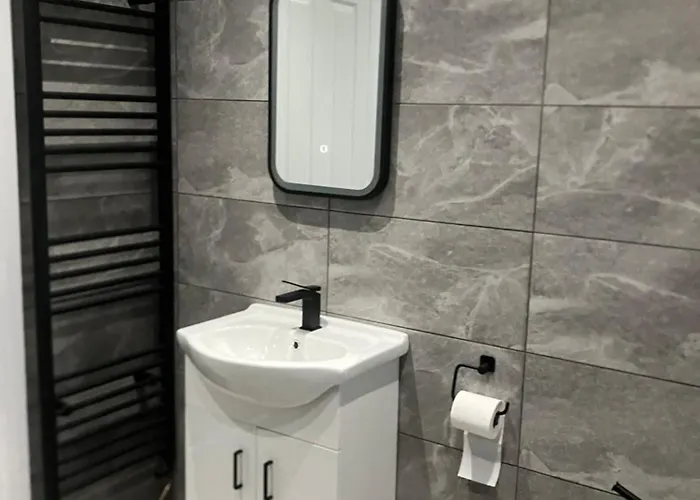 Modern And Stylish 3 Bedroom 2 Bathroom West End House With Free Wifi And Parking *