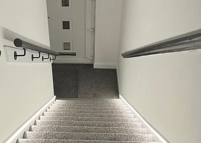 Contractor Welcome Newly Refurbished 2 Bedroom Sleeps 5 With Free Secure Parking And Wifi Fully Fitted Kitchen With Washer Dryer Weekly Bedding Change And Hoover Long Term Rate Available 3 Miles From Centre *