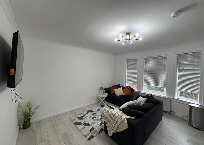 Cozy 3 Bed Home, Free Parking 8 Min To Centre