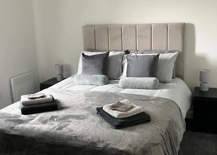 Contractor Welcome Newly Refurbished 2 Bedroom Sleeps 5 With Free Secure Parking And Wifi Fully Fitted Kitchen With Washer Dryer Weekly Bedding Change And Hoover Long Term Rate Available 3 Miles From Centre Appartement