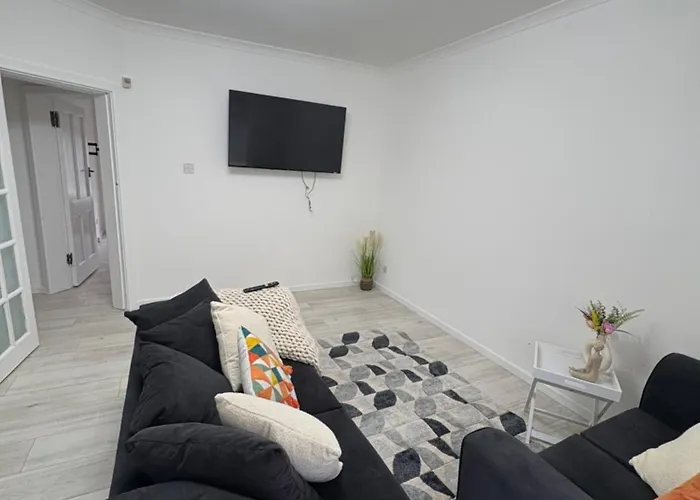 Cozy 3 Bed Home, Free Parking 8 Min To Centre גלאזגו