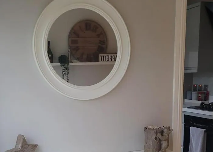 3 Bedroom Sleeps 6 Free Parking