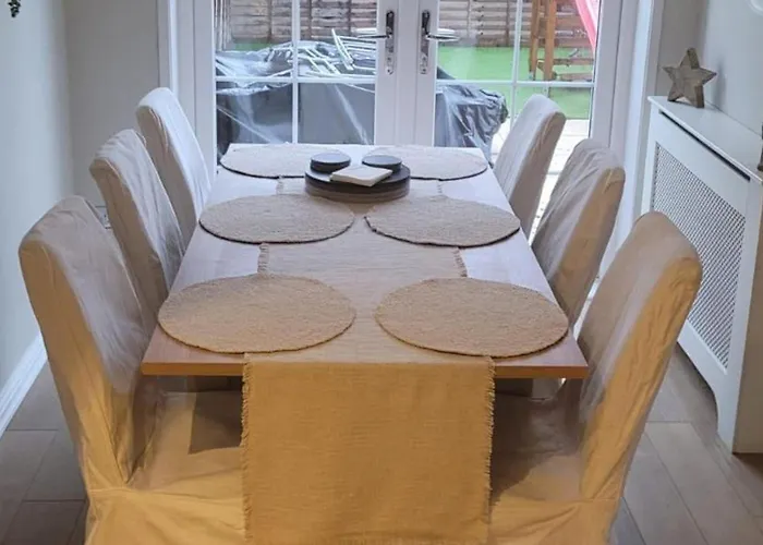 3 Bedroom Sleeps 6 Free Parking Holiday home