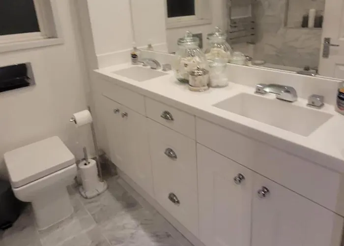 Дом отдыха 3 Bedroom Sleeps 6 Free Parking *