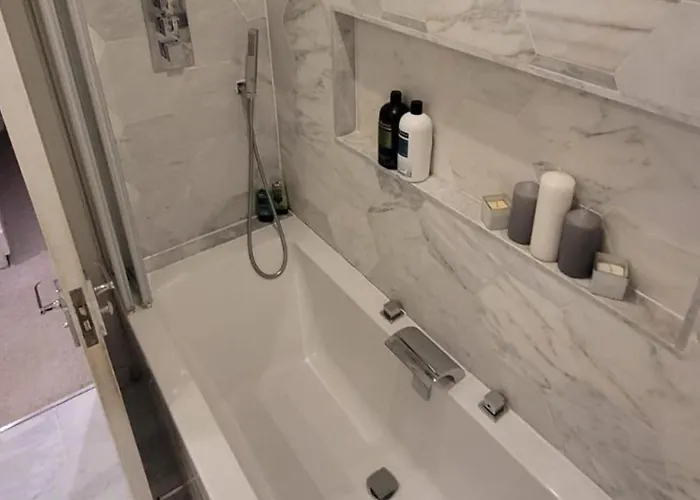 3 Bedroom Sleeps 6 Free Parking Semesterbostad *