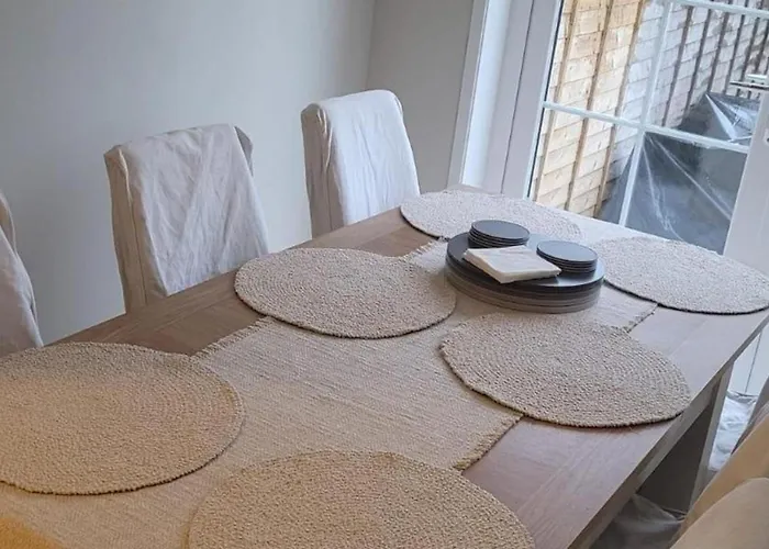 3 Bedroom Sleeps 6 Free Parking Дом отдыха