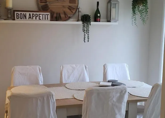 3 Bedroom Sleeps 6 Free Parking