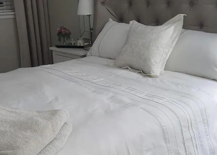 3 Bedroom Sleeps 6 Free Parking *