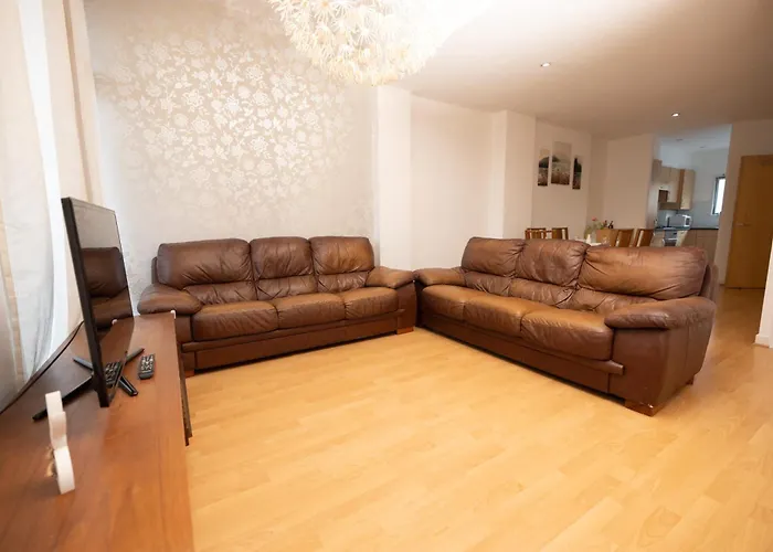 Muirhouse 2br With Free Parking Appartamento