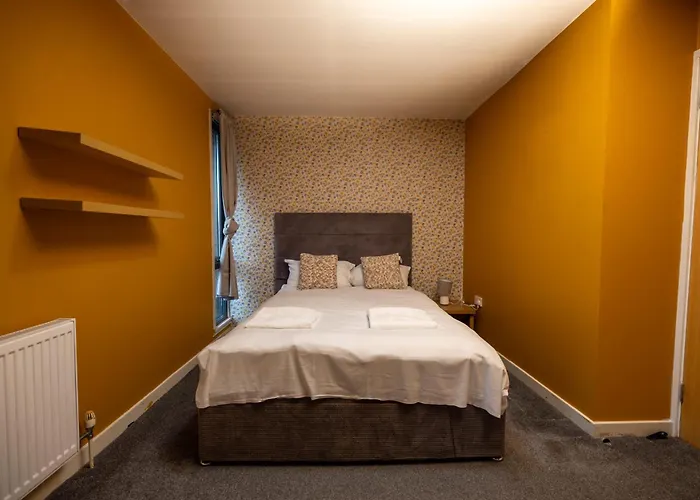 Muirhouse 2br With Free Parking