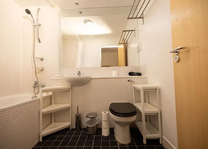 Muirhouse 2br With Free Parking Appartamento