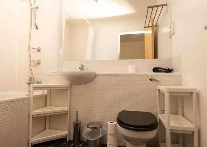 Muirhouse 2br With Free Parking