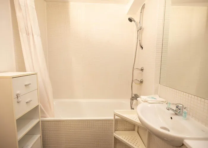 Muirhouse 2br With Free Parking Appartamento