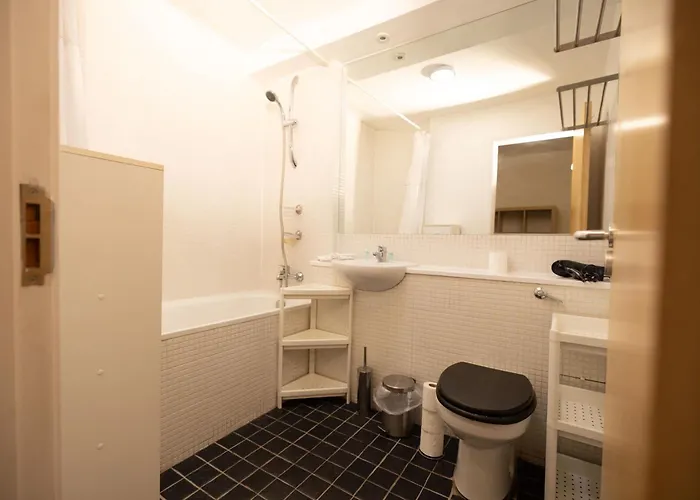 Muirhouse 2br With Free Parking